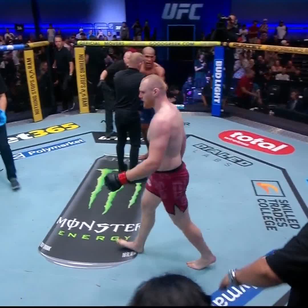 No primeiro round! Vitória de Alik Cooper Lorenz por nocaute na segunda luta da noite! 👊 [ #DWCS | Assista ao vivo somente no @ParamountPlusBR ]