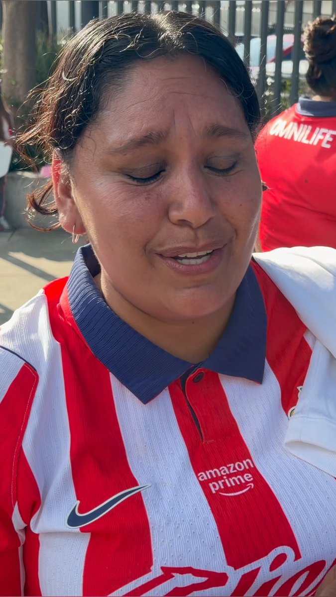 "QUE NO SE VAYA, MI HIJA VA A LLORAR" 😰 La afición de Chivas no quiere que la Hormiga se vaya al Olympiacos.