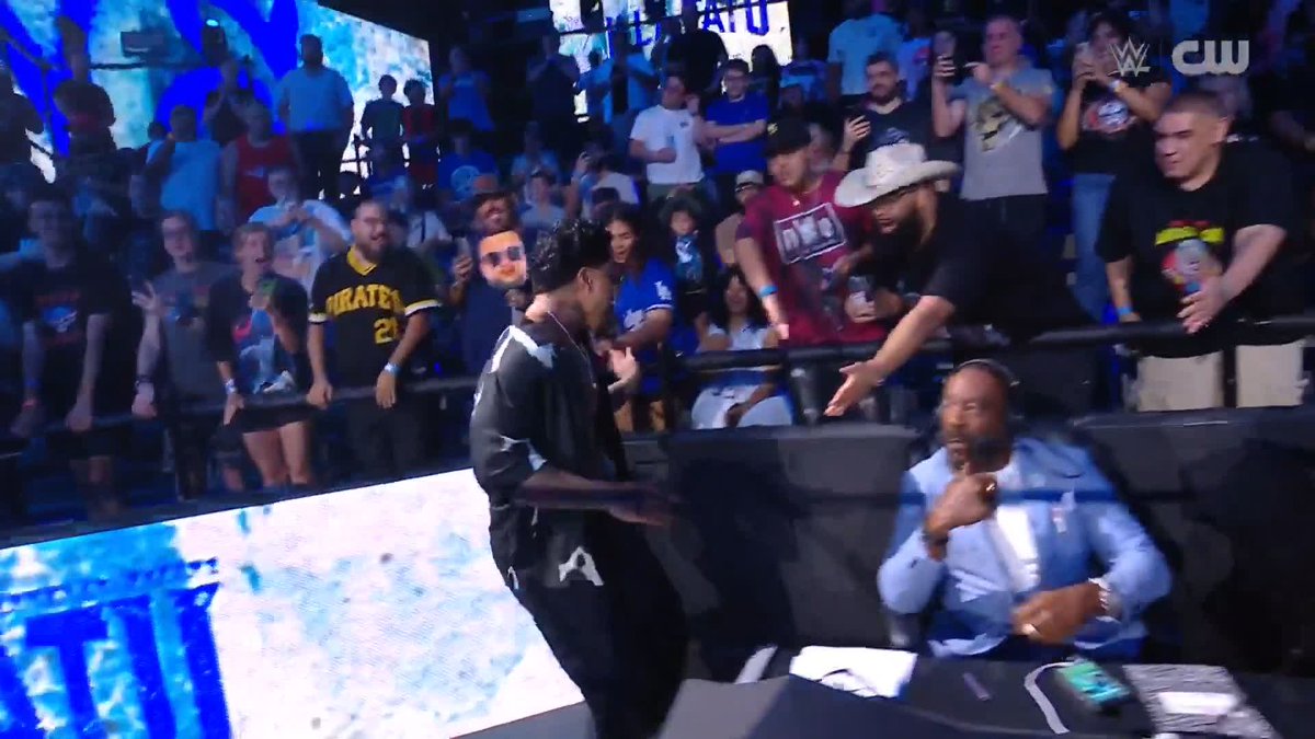 What a cool moment between @zillafatu and Booker T. Huffman 🤝