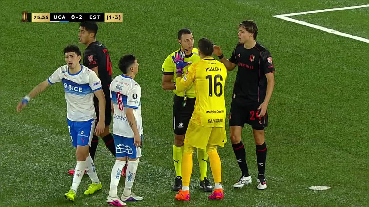 SUS CARAS DICEN TODO... Divertido intercambio entre Muslera y Wilmar Roldรกn durante el triunfo 2-0 de Estudiantes a la U. Catรณlica en la vuelta de los octavos. ๐บ Mirรก TODA la CONMEBOL #Libertadores por #DisneyPlus Plan Premium