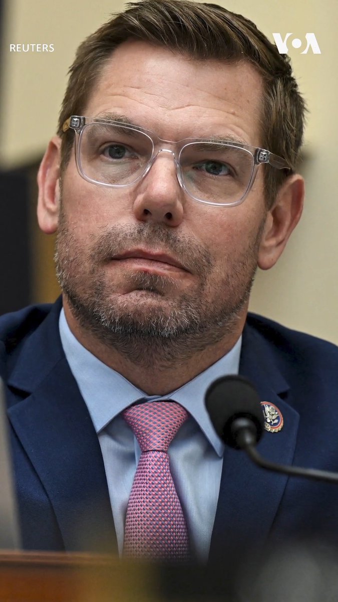 白宫8月17日公布解密FBI文件，披露中国女子方芳 (Christine Fang) 与前加州联邦众议员斯沃韦尔(Eric Swalwell)交往的更多细节，包括斯沃韦尔承认两人曾有“肉体关系”。白宫称文件揭示北京对美国政治体制的威胁。资深调查记者凯萨琳·赫里奇 (Catherine Herridge)告诉美国之音：中国对美国政界的长期渗透是“战略性行动”。
