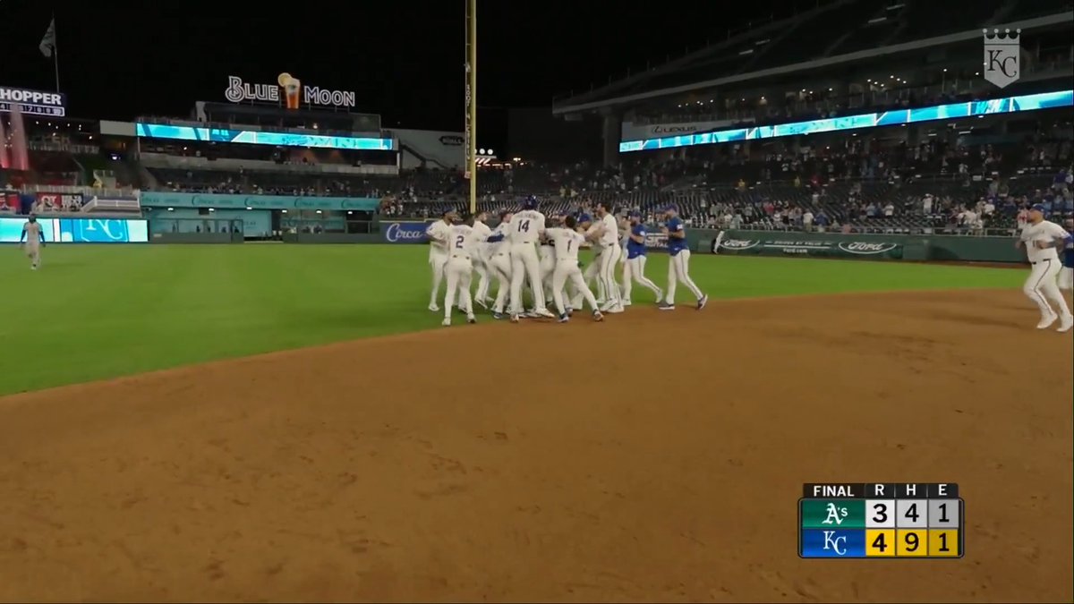 Bobby Witt Jr. delivers a walk-off single for the Royals!