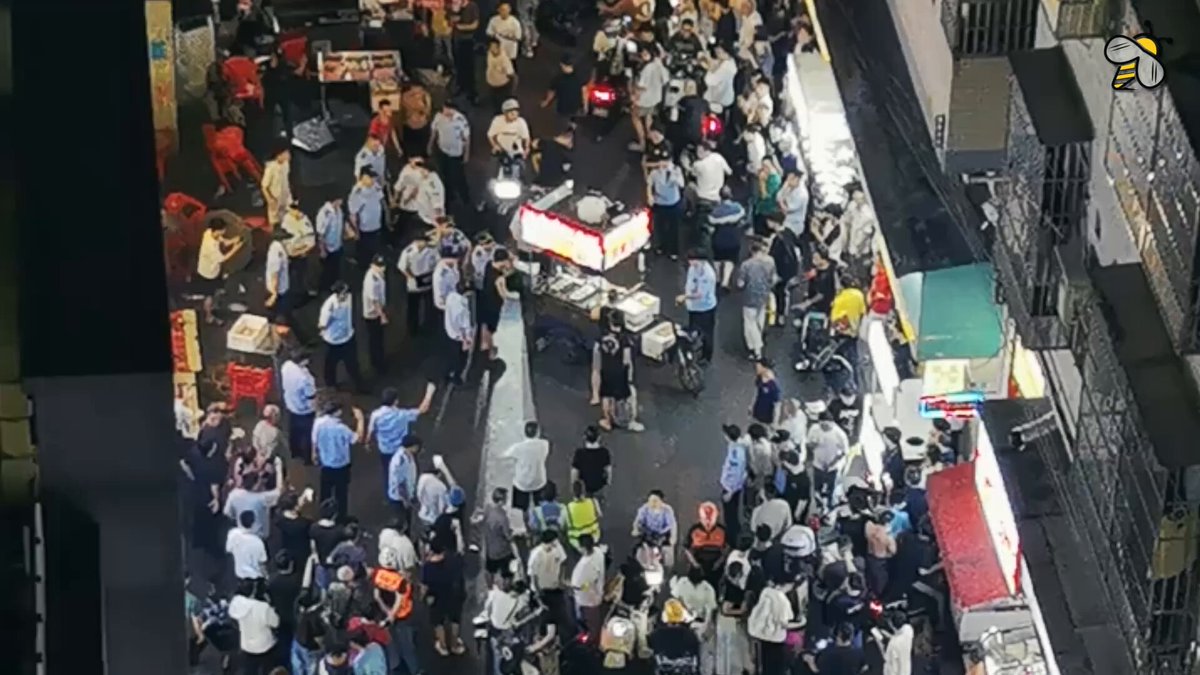 「广州天河城管围殴摊贩并抢走餐车（2026.08.18）」8月18日凌晨，广东广州天河区棠下村大片路，十余名城管围殴了3名摊贩之后，抢走了餐车。