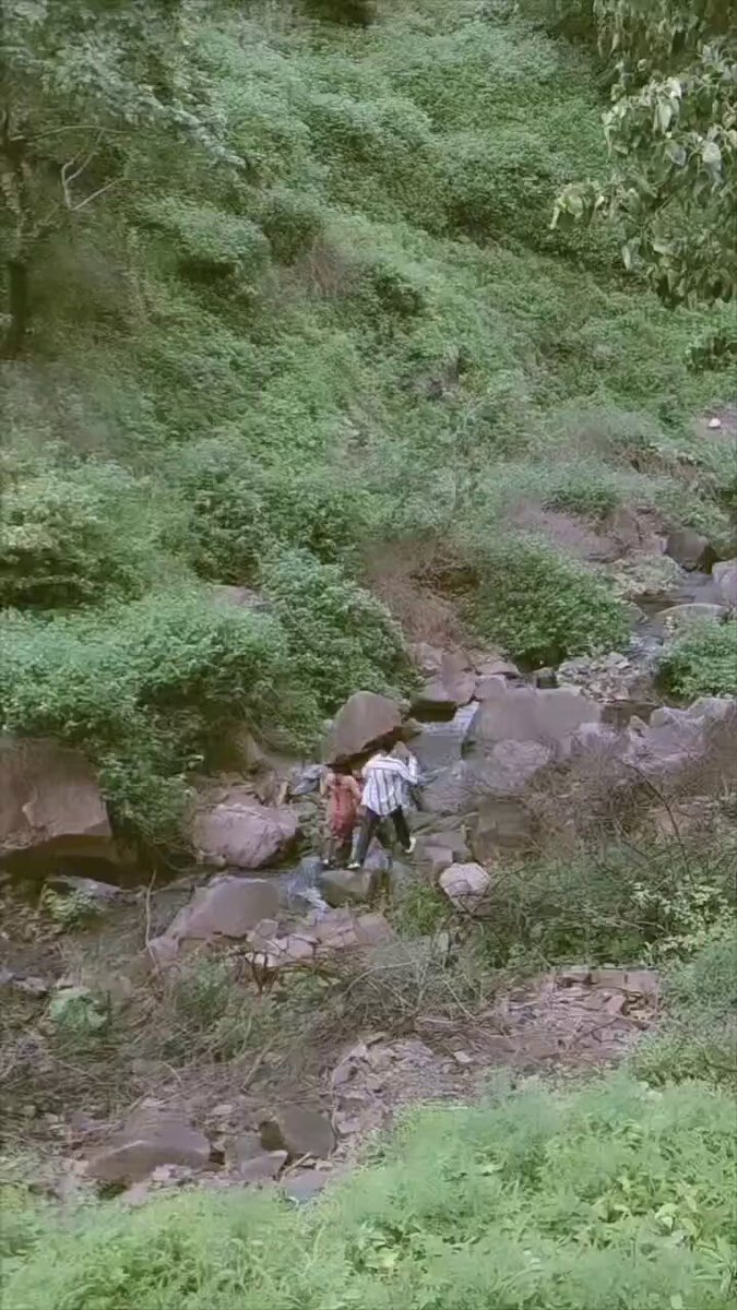 अकेली लड़की देखी नहीं कि शैतान की हैवानियत जाग जाती है 🚨 वीडियो में दिख रहा है दो तीन महिलाएं हैं एक महिला के पीछे एक बच्चा भी जा रहा है तभी एक लड़का पीछे-पीछे दौड़ता हुआ गया और उस महिला को पड़कर उसके साथ गंदी हरकत करने लगा.... रास्ते पर चलती किसी महिला या बच्ची को सुरक्षित महसूस कराना किसी एक व्यक्ति का नहीं बल्कि हम पूरे समाज का कर्तव्य है जब हम ऐसी घटनाओं के प्रति चुप्पी साध लेते हैं तो गलत करने वालों के हौसले और बढ़ जाते हैं एक सभ्य और प्रगतिशील समाज वही है जहाँ हर महिला दिन हो या रात बिना किसी डर के आज़ादी से चल सके आइए हम सब मिलकर अपने आस-पास के माहौल को सुरक्षित और सम्मानजनक बनाएं 🙏