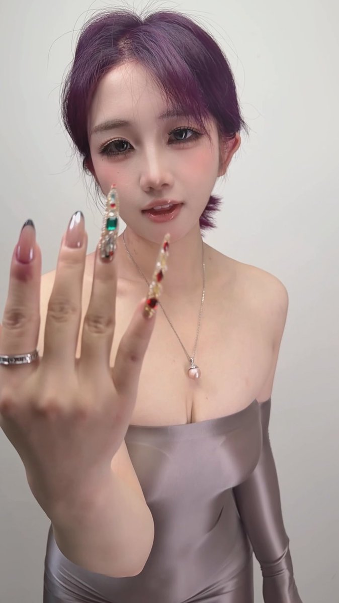 看看美甲？ 你以为我不知道你想什么吗
