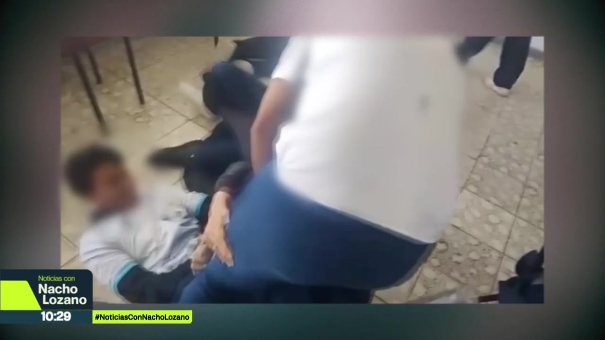 Entre risas, así fue como un profesor de secundaria en Acámbaro, #Guanajuato, simuló tener relaciones sexuales con sus alumnos frente al grupo. El maestro aprovechó el “juego” para tocar y besar a uno de los estudiantes. El gobierno estatal le canceló su contrato como docente: