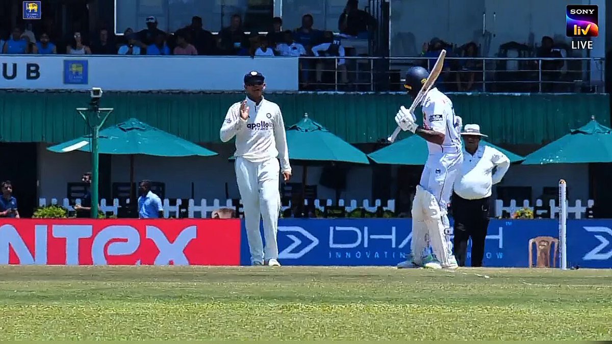 🚨 Mastermind Yashasvi Jaiswal got Niroshan Dickwella out 🚨 Yashasvi Jaiswal 🗣️: Dickwella, you can’t hit a boundary. If you have the ability, try hitting a six over the wicketkeeper. Niroshan Dickwella 🗣️: I’ll show you I can hit a six behind the wicketkeeper. Meanwhile, Niroshan Dickwella was initially playing according to the ball. But as soon as Yashasvi Jaiswal sledged him, he tried to hit the very next ball from Prasidh Krishna for a six and got out. Every Indian player congratulated Yashasvi Jaiswal after Dickwella’s wicket.