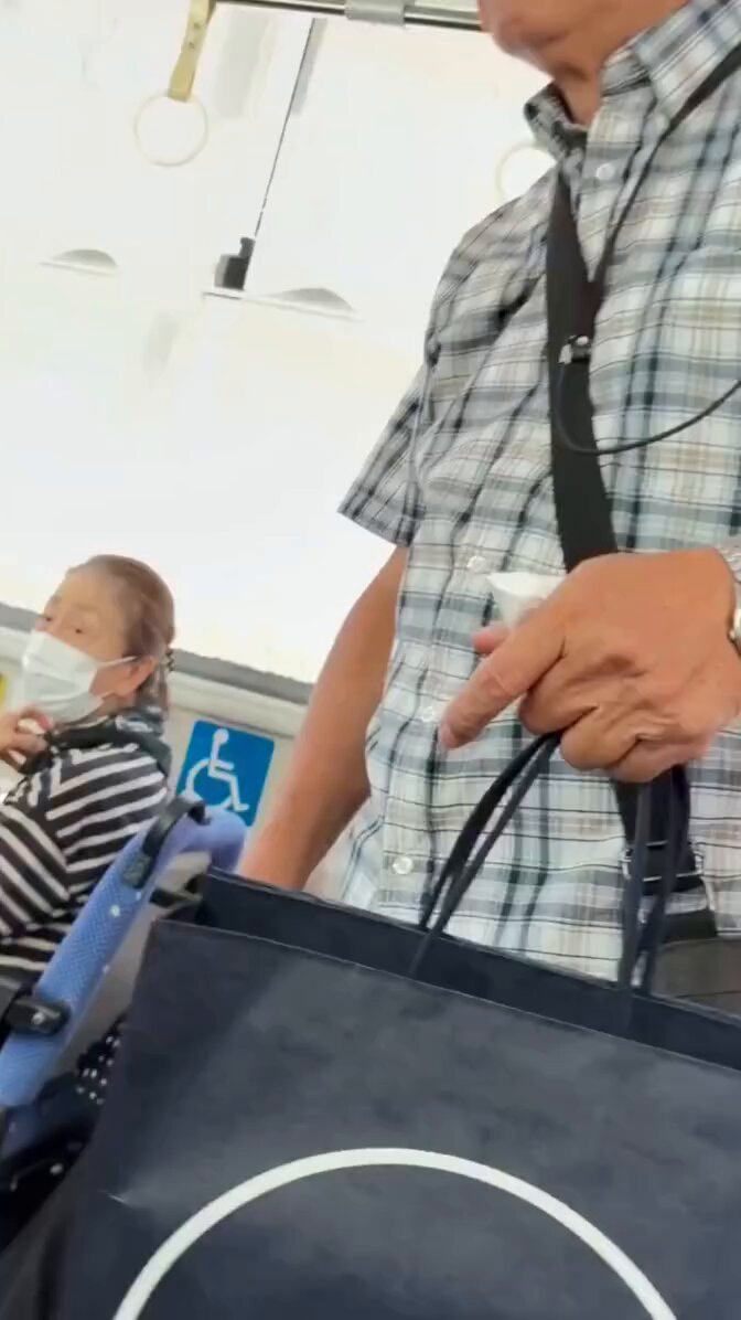 体調が悪い若い女性が優先席に 座っていたら 他にも空いている席はあるのに 無理やり脅してどかせるじいさん こんな老害いるんですね 優先席だからといって 脅していいわけではないのに😮‍💨