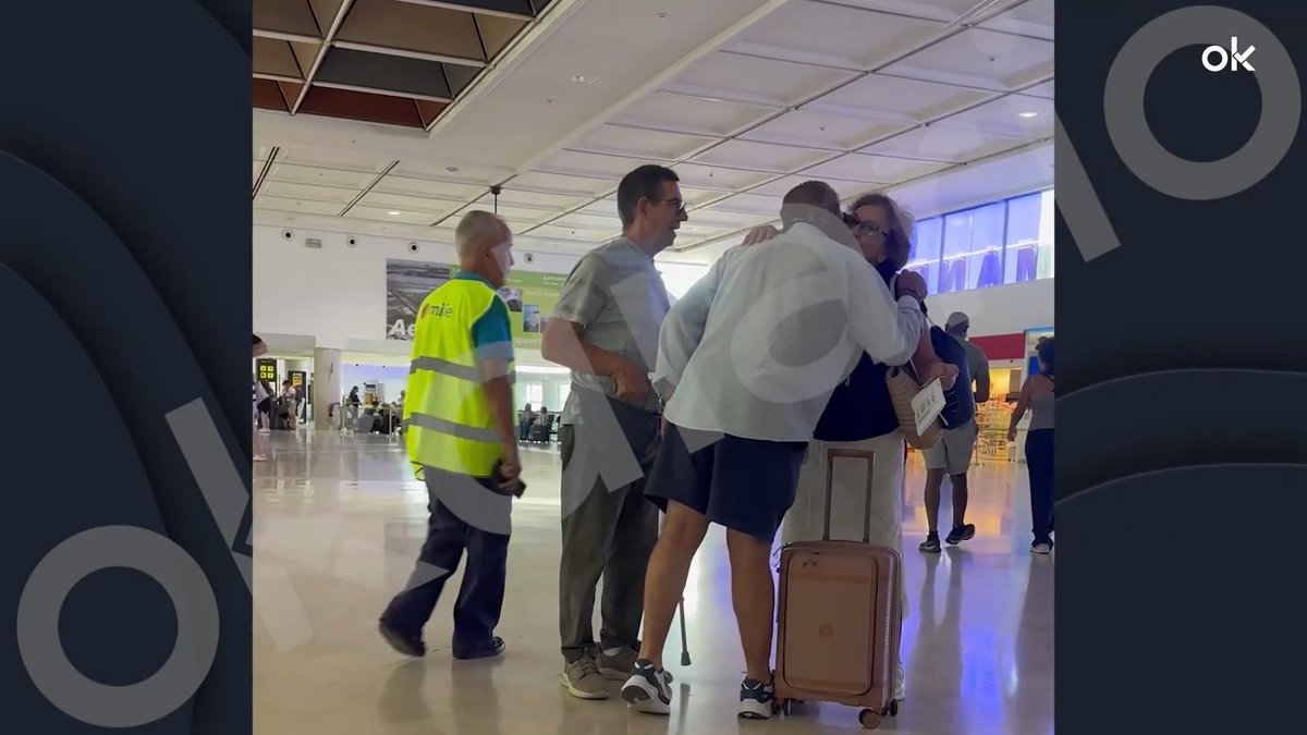 Los padres de Pedro Sánchez finalizan sus vacaciones en La Mareta después de haberse pasado semanas disfrutando de toda clase de lujos a costa de nuestros impuestos. Mientras, los ceutíes no pueden ni salir a la calle.