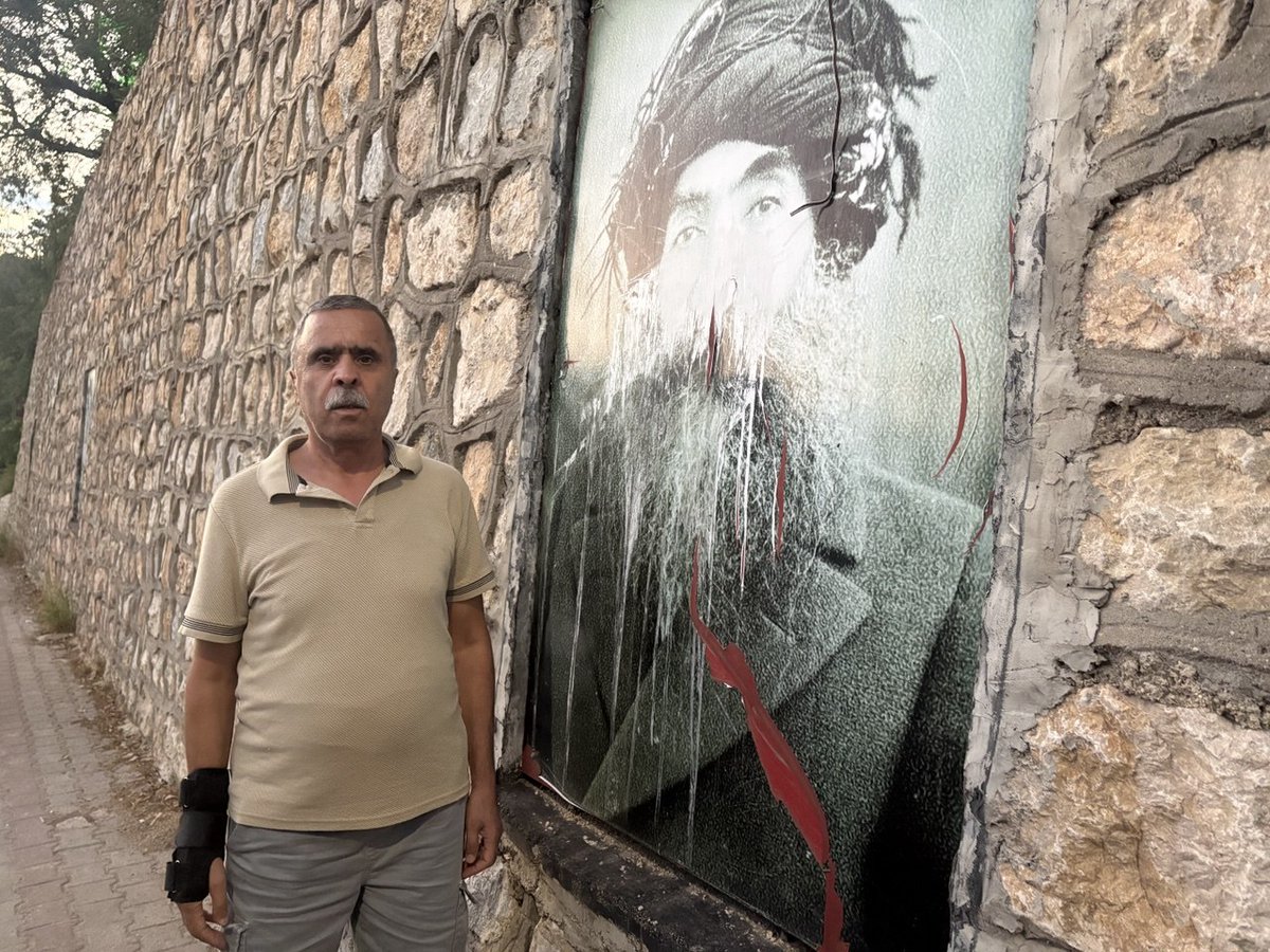 Dersim’de, “Dersim 37-38 Hafıza Duvarı”ndaki fotoğrafların üzerine kimliği belirsiz kişi ya da kişilerce boya atıldı. 📌 Tahribata tepki gösteren Selman Yeşilgöz, hafıza duvarının yenilenmesi için belediyeye çağrıda bulundu. 👇