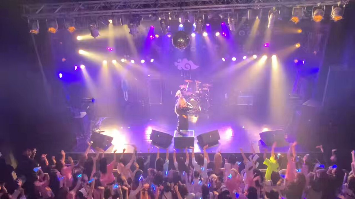 生憎の雨。のライブは突然マモギャとのダンスバトルが始まります