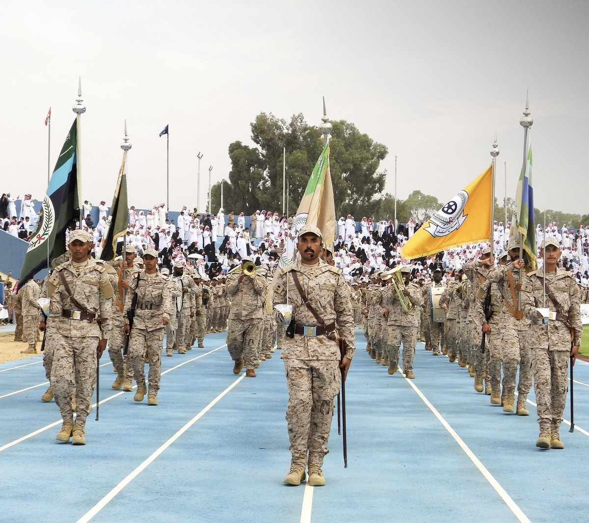 تخريج دفعة جديدة من دورات الفرد الأساسي الموحد بالمنطقة الجنوبية، بحضور معالي رئيس أركان القوات البرية الفريق الركن فهد الجهني. #وزارة_الدفاع