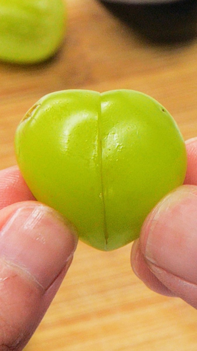【シャインマスカットが化ける♡】これ考えた人、天才かよ!超簡単フルーツレシピ / Heart Grape Skewers💚🍇