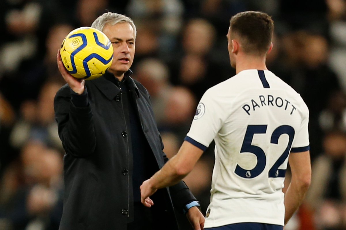 Mourinho hizo debutar a Troy Parrot y nada más terminar el partido le quitó el balón a Son y se lo dio a él por su debut