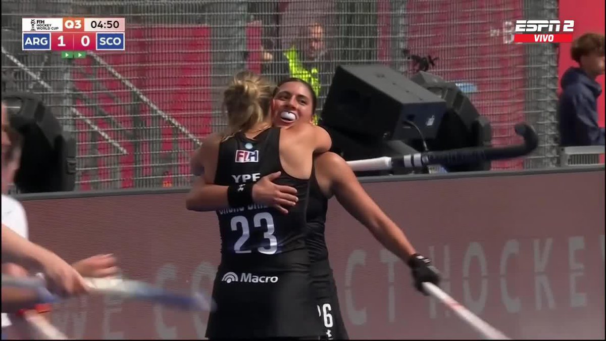 ¡GOLAZO DE LAS LEONAS! Conexión Granatto - Casas para sellar un jugadón y el 2-0 parcial de Argentina sobre Escocia en el Mundial de Hockey. 📺 Todos los partidos de #HWC2026 en Disney+ Plan Premium