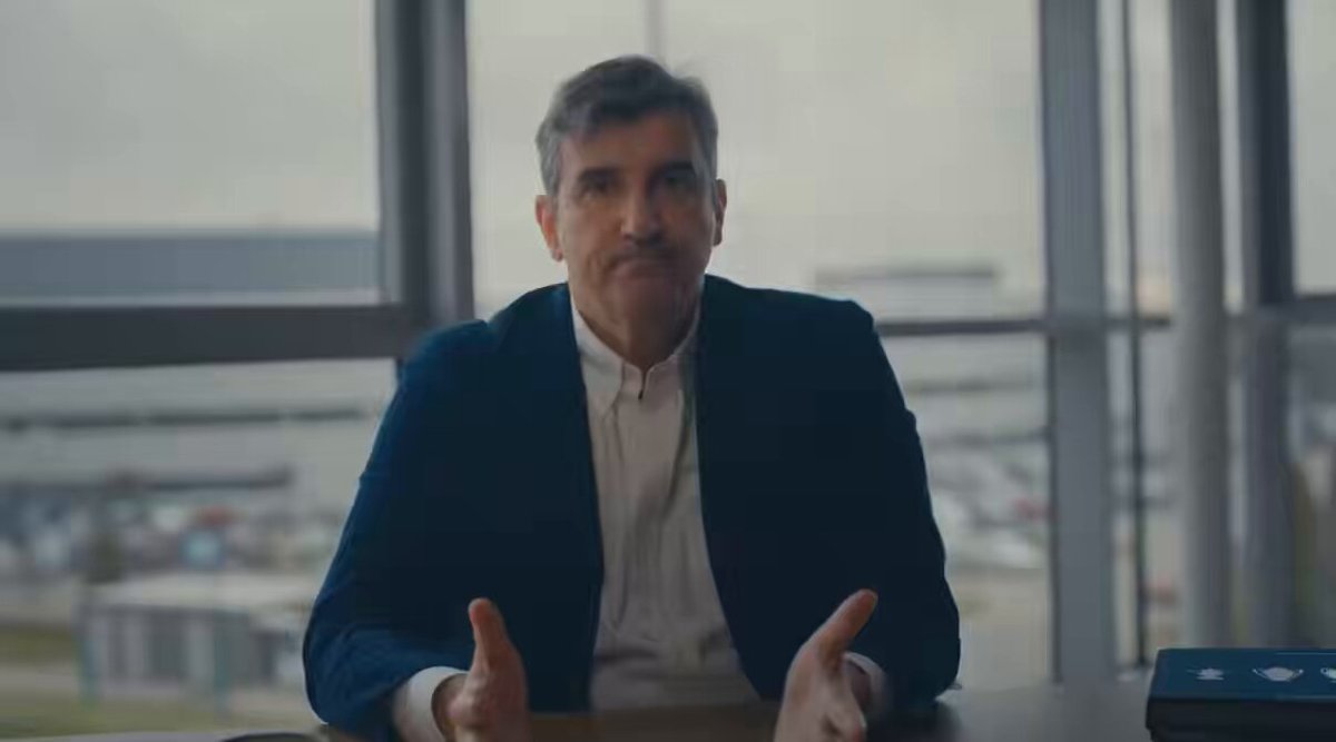 من وثائقي [A Beautiful Obsession] : 🚨🚨🗣️ فيران سوريانو : العباقرة هم أشخاص غير متزنين، ليس فقط بيب، وليس في كرة القدم فقط، بل في أي نشاط فني. • المذيع : سوريانو قال إن بيب عبقري، لكن الكثير من العباقرة أشخاص غير متزنين؟ 🚨🚨🗣️ بيب غوارديولا: أشخاص غير متزنين؟ (يضحك) يعني أنا شخص غير متزن؟ • المذيع : أعتقد أن هذا ما كان يقصده، ولكن بابتسامة وبكثير من الحب 🚨🚨🗣️ بيب غوارديولا : نعم، أنا كذلك فعلاً! مزاجي أحياناً يكون مرتفعاً جداً، وأحياناً أكون محبطاً للغاية. لكن أليس هذا أمراً طبيعياً؟ قلت للاعبيّ ولأولادي عدة مرات: ما المشكلة إذا كنت حزيناً، العب وأنت حزين ... وإذا كنت سعيداً، العب وأنت سعيد