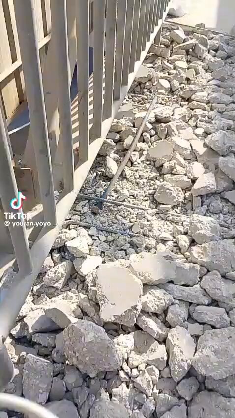 يا مصر.. إنتِ بتتسرقي إزاي؟ في وضح النهار، شخص يكسّر خرسانة أحد جسور المشاة لينتزع حديد التسليح ويبيعه، غير مكترث بالمارة ولا بأن الجسر قد يسقط، والسؤال فقط: متى؟ سيدة وثّقت المشهد واستجوبته ففر هاربًا، وكأنه ينتظر رحيلها ليعود ويكمل ما بدأه!