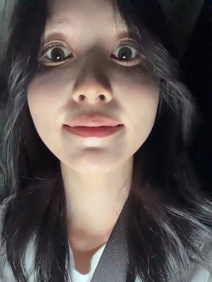 MINA LAUGHING CAUSE SHE LOOKED LIKE A GHOST 😭