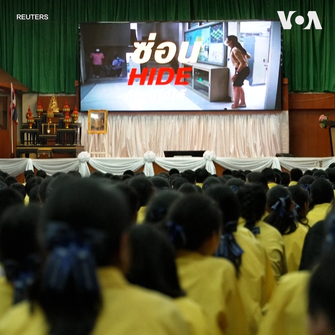 泰国两周前发生枪击事件造成至少8人死亡，泰国学校8月19日进一步加强针对校园枪击事件的应急演练。曼谷一所学校开展“逃跑—躲藏—反抗”模拟演练，首先是向学生说明情况，再由警察扮演枪手模拟枪击场景。泰国教育部在枪击事件后已要求学校制定安全方案并定期演练紧急应对程序，各学校还加强了日常安检工作，包括使用金属探测器和进行书包检查。 更多内容👉