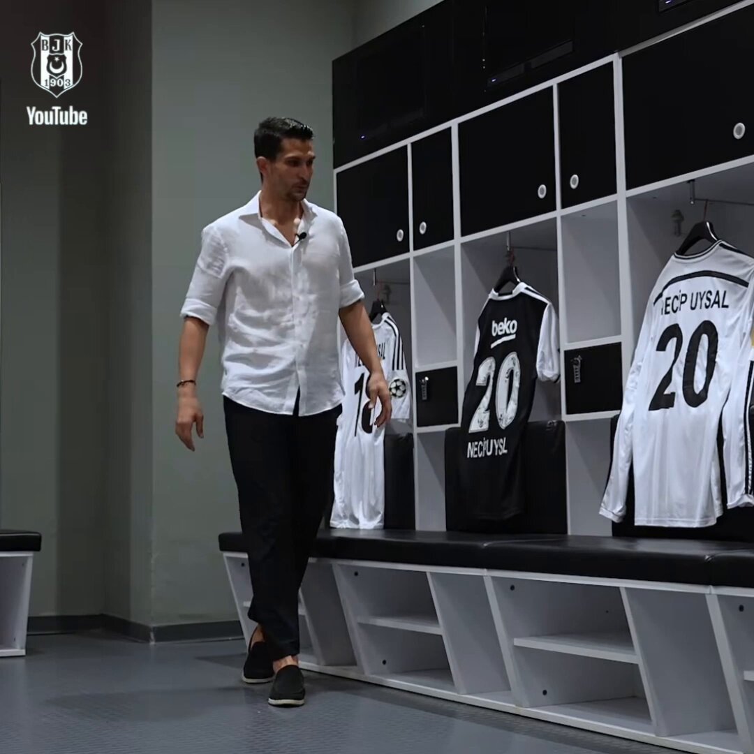 Necip uysal: "Bu forma Liverpool maçındaki formamız. Benim de kariyerimde belki en iyi oynadığım maç Liverpool maçıydı. O zaferden bu formam burada..."