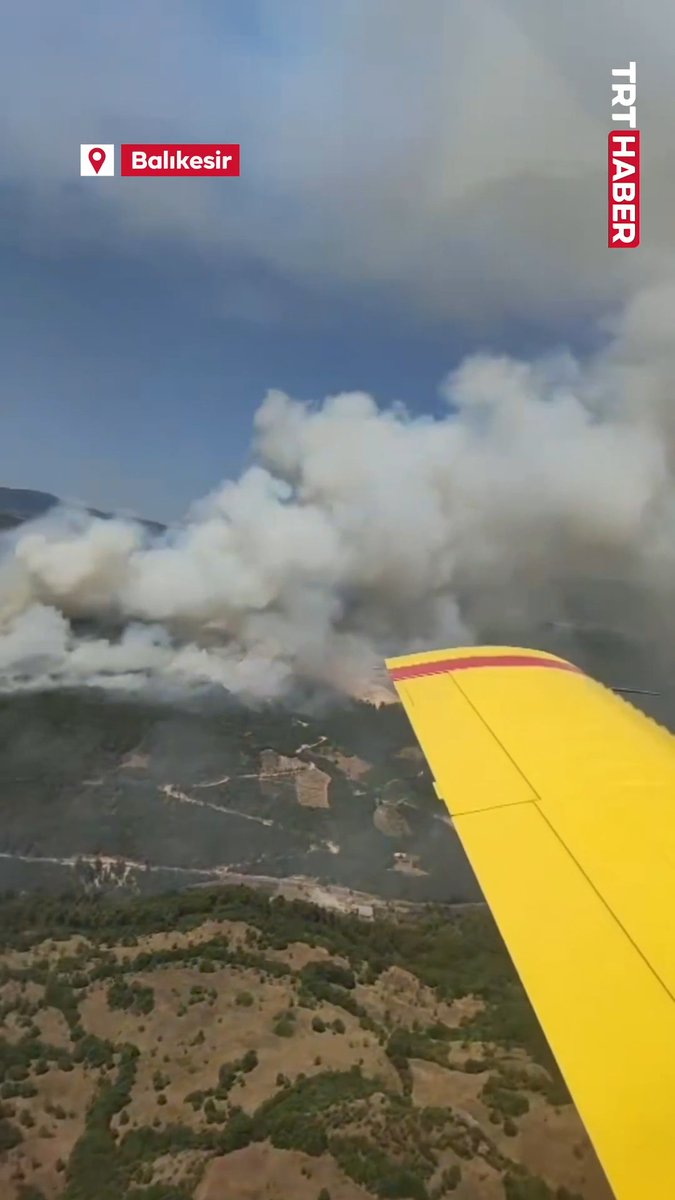 Balıkesir'in Sındırgı ilçesinde bir kamyonda başlayıp ormanlık alana sıçrayan yangına müdahale sürüyor. Yangına 6 uçak, 6 helikopter, 45 arazöz, 1 iş makinesi ve 269 personel ile havadan ve karadan müdahale ediliyor.
