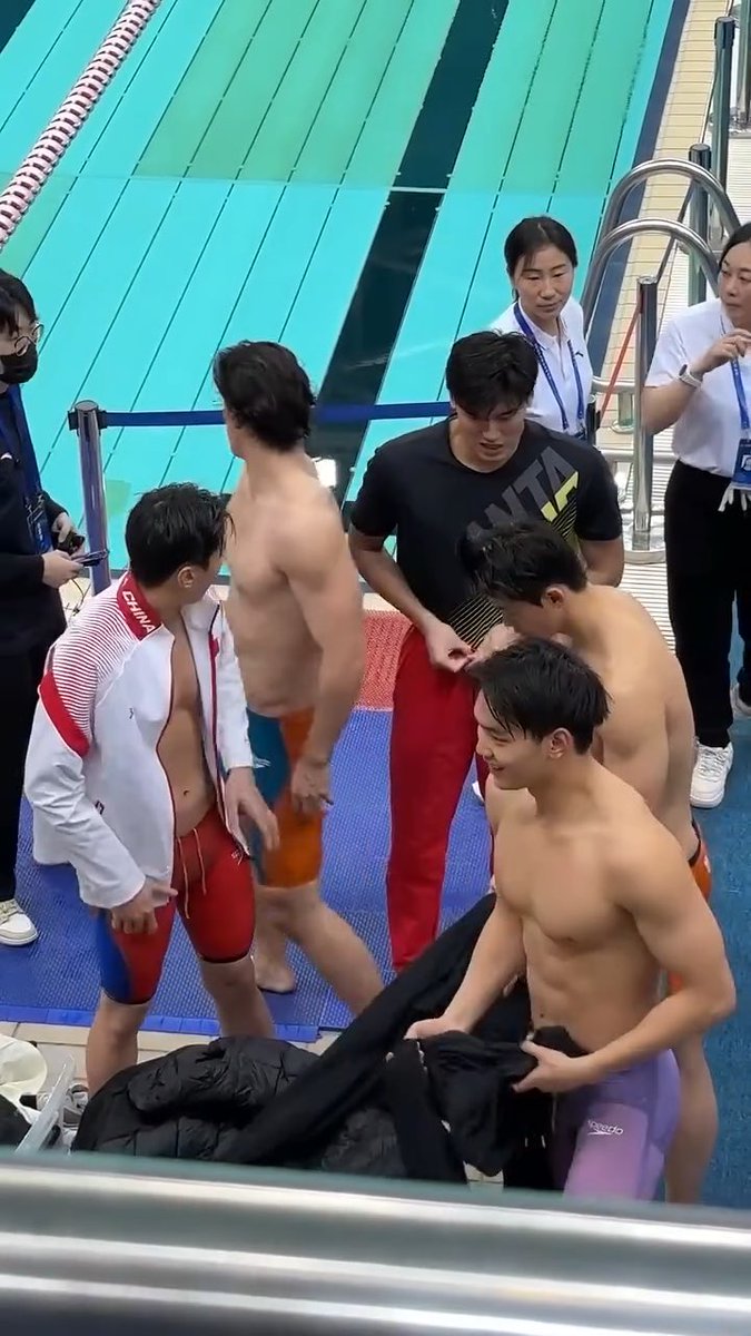จะบ้าตาย นักว่ายน้ำจีน เดินมา 10 คนคือดีทั้ง 10 คนเลย ดีทุกคน