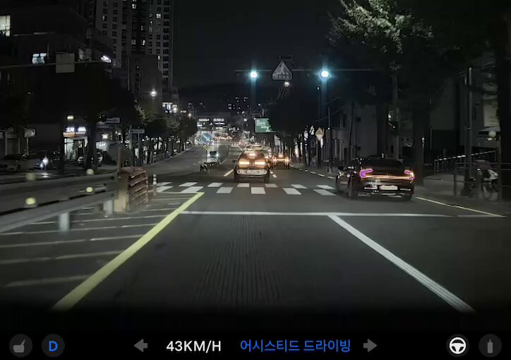 FSD lite 방금 사고날뻔한 순간.. 직진 차선 따라가야되는데 유턴만 되는 1차선으로 변경하더니 장애물을 그대로 뚫고 가려고해 급히 브레이크로 개입