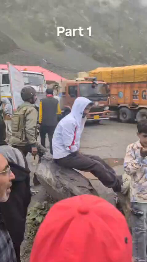 Visit raksha mantri ki, road state police ne close kri mention kr rhi hai jantar mantar ka, lathi khayi aur phir army aur kashmir ko beech mein le aayi hai She's a real dimagi naxal