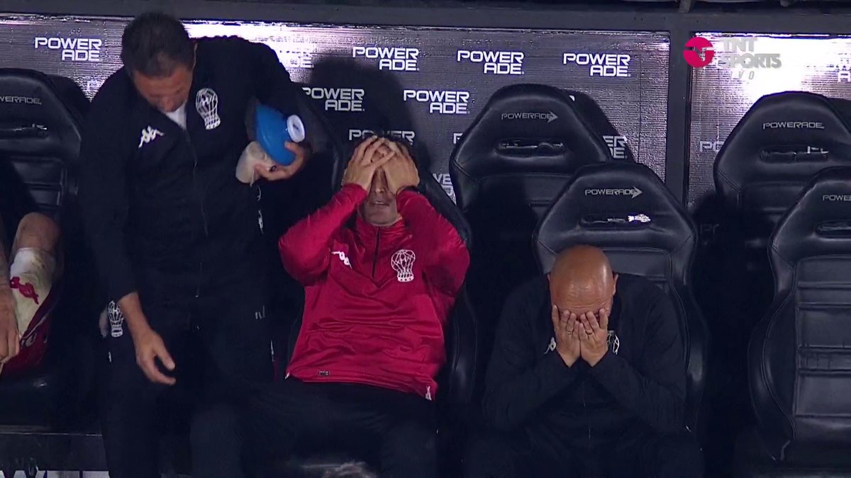 Jajajaja impresionante la gente que llevamos peleando el descenso contra Arsenal de Sarandí. Huracán sigue de pie gracias a nosotros