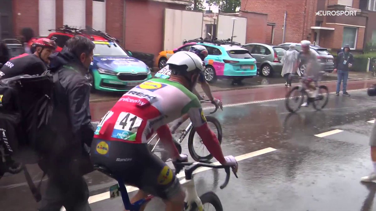 Jonathan Milan (Lidl-Trek) WINS the first stage of Renewi Tour in Diest after a royal sprint against Kooij, Merlier and Philipsen! 👏🇮🇹 It was very tight against Olav (photo finish) but Milan remains unbeatable in sprints since Rome. #RenewiTour