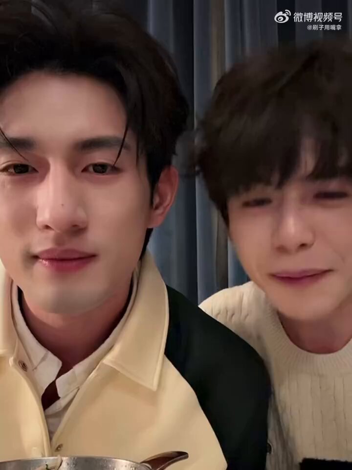 🍊: แล้วทุกคนพรุ่งนี้ต้องไปทำงานกันรึเปล่า 🍊: งั้นทุกคนรีบเข้านอนพักผ่อนกันนะ ส่วนพวกเรา... 🍊: พวกเราก็จะลาทุกคนไปก่อนแล้วล่ะ ☀️: ต้องการเวลาส่วนตัวนิดนึง บ๊ายบาย 🍊: บ๊ายบาย! ☀️: บาย เจิ้งเอาดีๆดิ๊