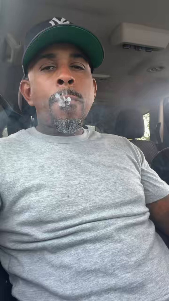 A blunt a day keep the bad vibes away💯⛽️💨💨