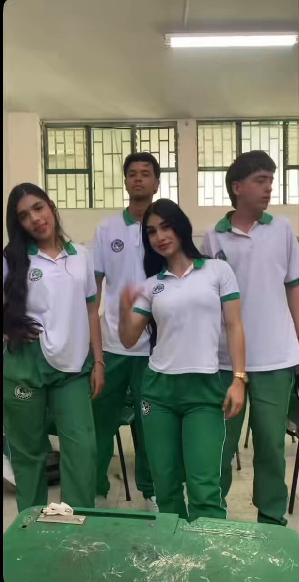 Hoy en día van al colegio solo a grabar tik toks 🤔