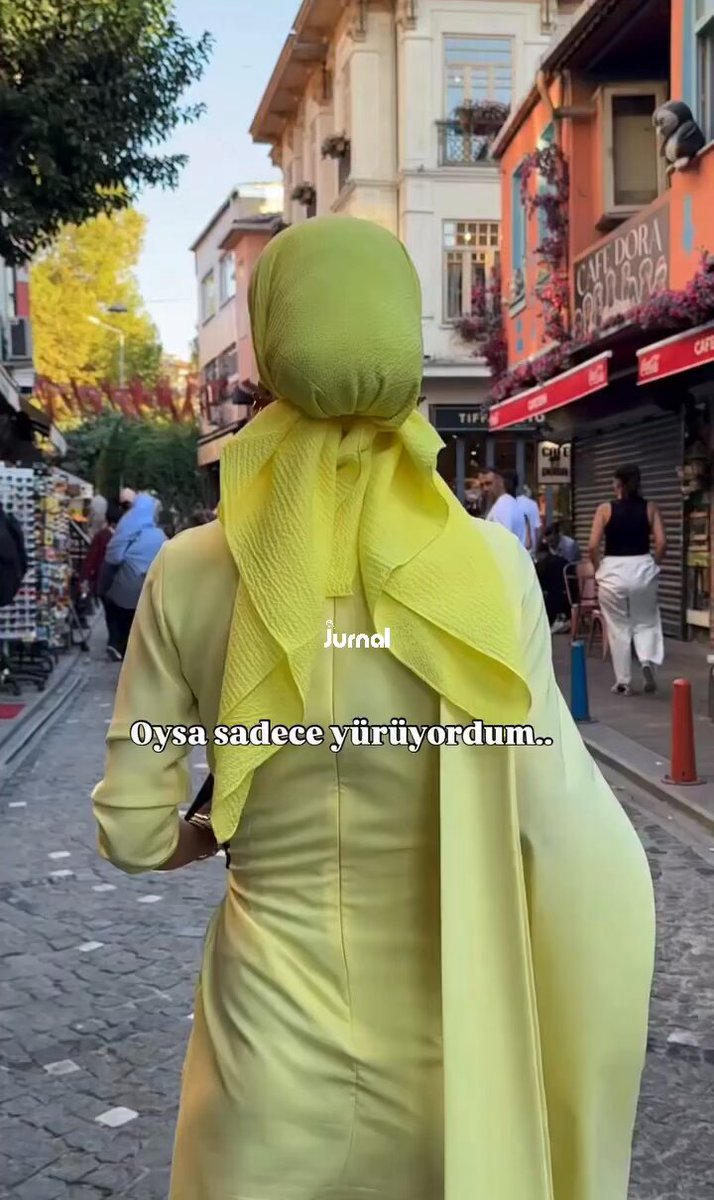 Bir kadın, Balat'ta yürürken kendisine bakan kişileri kayda aldı. "Oysa sadece yürüyordum."
