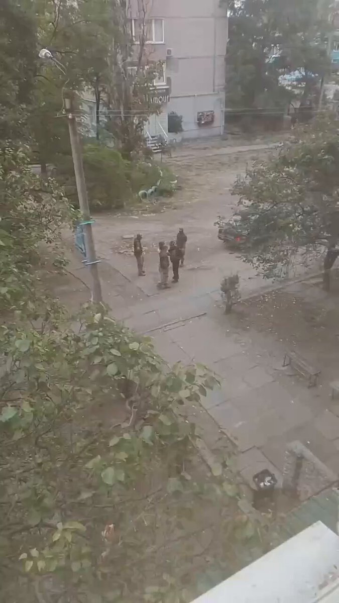 В Каменском женщина стала на колени перед ТЦК, чтобы они не мобилизировали её супруга. Свинарник окончательно превратился в концлагерь. С казаками тцкашниками и холопами остальными. Где одни зарабатывают, а другие пытаются выжать. Нерабы епт. Теорема Тарана беспощадна.
