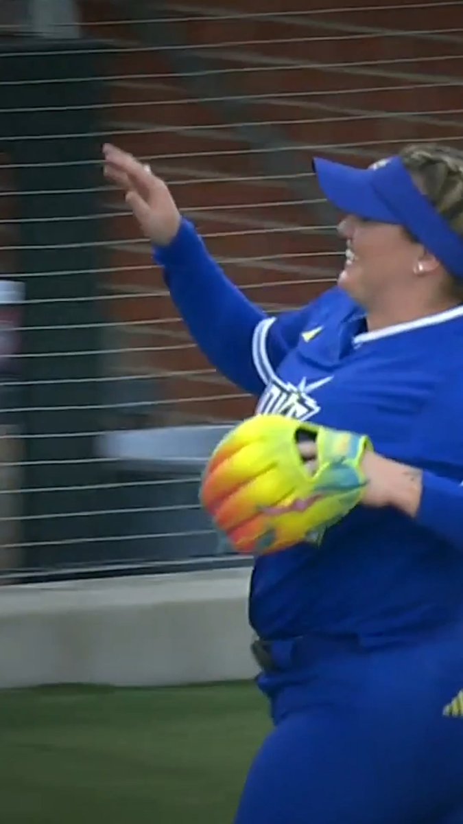 HOW DID SHE MAKE THIS THROW?! 🤯
