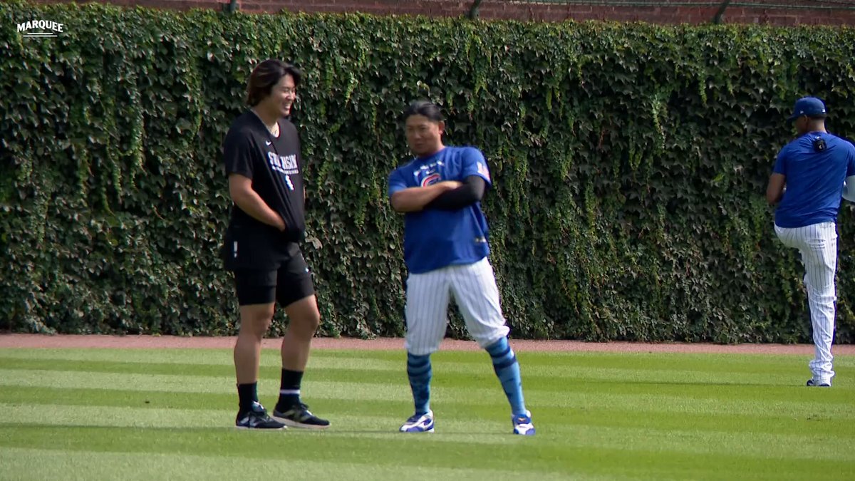 Shota Imanaga and Munetaka Murakami share some laughs on the field before today's Crosstown Classic finale 😁