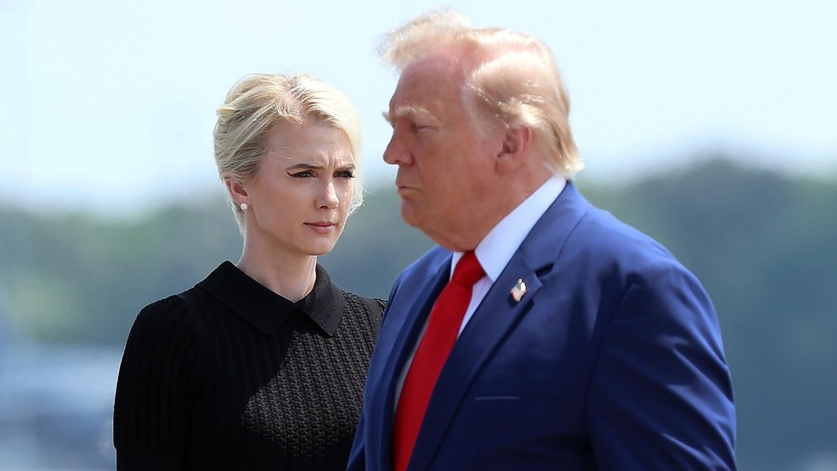 "I Don't Care About This Aide They Think Is Having Sex With Trump! Why Are We Talking About Ballrooms & Reflecting Pools?! I Don't Wanna Hear About Who He Might Be Sticking His Weiner In!" Alex Jones Addresses Rumors That President Trump Is Having An Affair With Karoline Leavitt Or One Of His White House Aides: "I Wanna Hear About The Iran War, I Wanna Hear About Deportations, I Wanna Hear About Getting Jobs Back To America, I Wanna Hear About Getting Inflation Down!" 🔴WATCH ALEX JONES LIVE NOW:
