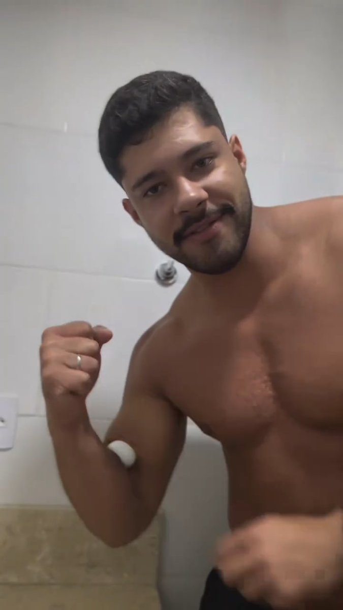 Eu quebrava o ovo dele com uma sentada só