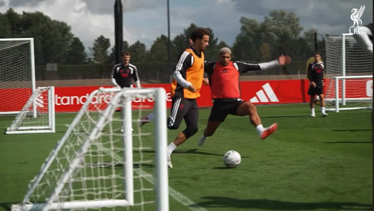 Ronald Araújo throwing slide tackles in training today 💪🏻🇺🇾