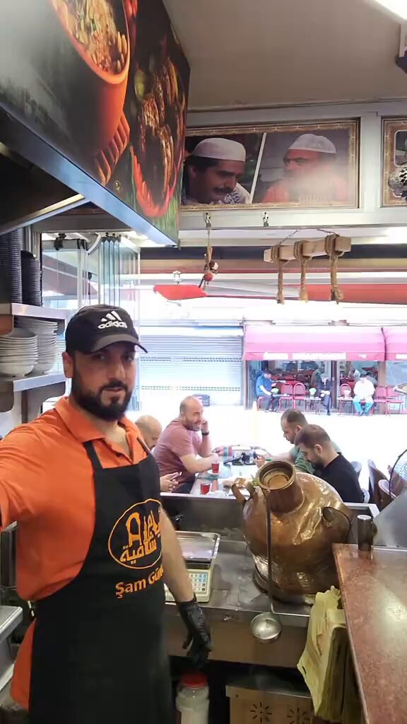 هذا الطبق في سوريا ولبنان يعتبر فطور شخص 😂 انا لو افطر هيك طبق تقفل معي لثاني يوم 😂 ع العموم صحه العافيه بتاكل