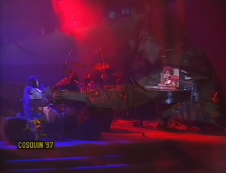 Charly García y Mercedes Sosa interpretando una emocionante versión de "De Mí" durante el Festival Nacional de Folklore de Cosquín (1997)