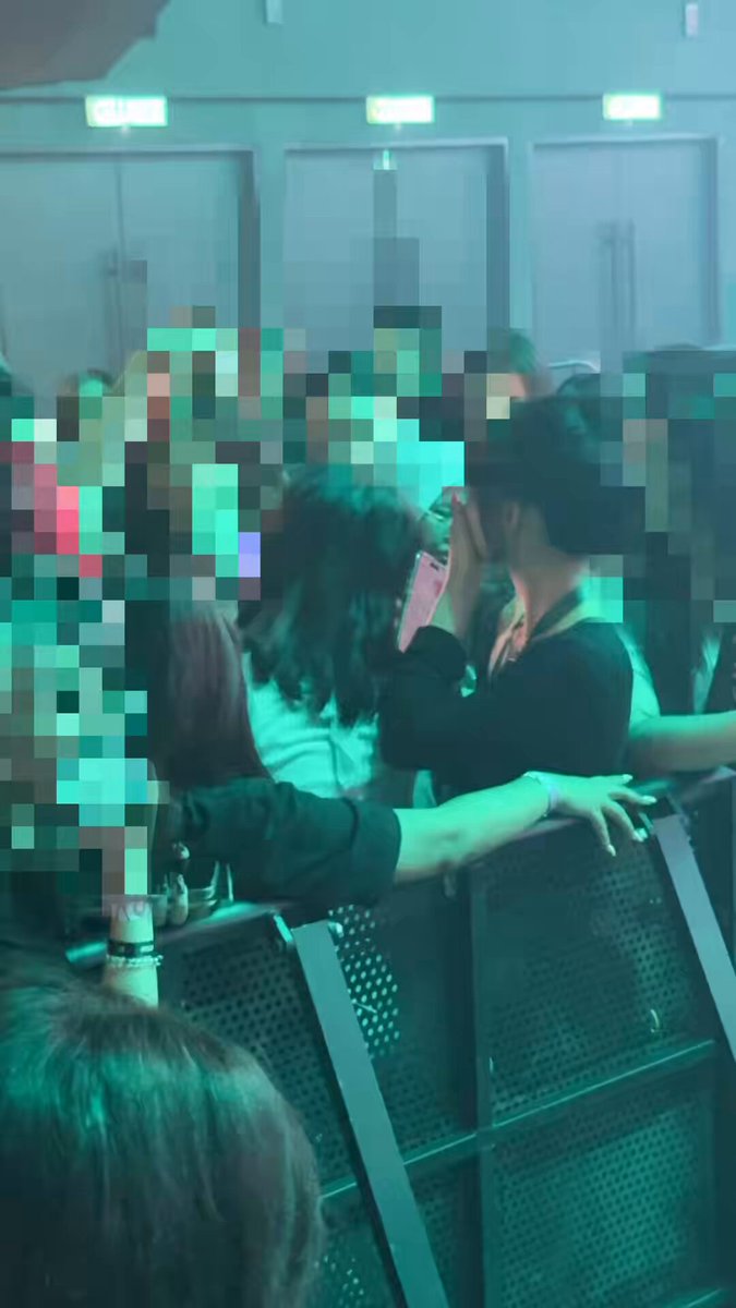 【扩散希望】视频里的两位韩国女生在SC后挤到第一排占据别人的位置还不愿走，幸好周围的LUNÉ们齐心协力举报把她们请出去了。除此之外图二的这两位买的是ROW6的票，却偷偷混到ROW1想要跟着ROW1的LUNÉ一起混进场。 因为我举报了她们，演出结束后图里的女生外加其他几位韩国女生围堵我不让我走，最后还推打我。现场也有其他马来西亚的粉丝看到了。😭😭😭 做了正义的事情却被恐吓和霸凌了我感到非常的恐惧。感谢最后陪我一起的LUNÉ！ 也请新加坡的LUNÉ和其他国家的LUNÉ要团结一致，不能容忍偷位置的违法行为！ #andTEAM #BLAZE_THE_WAY