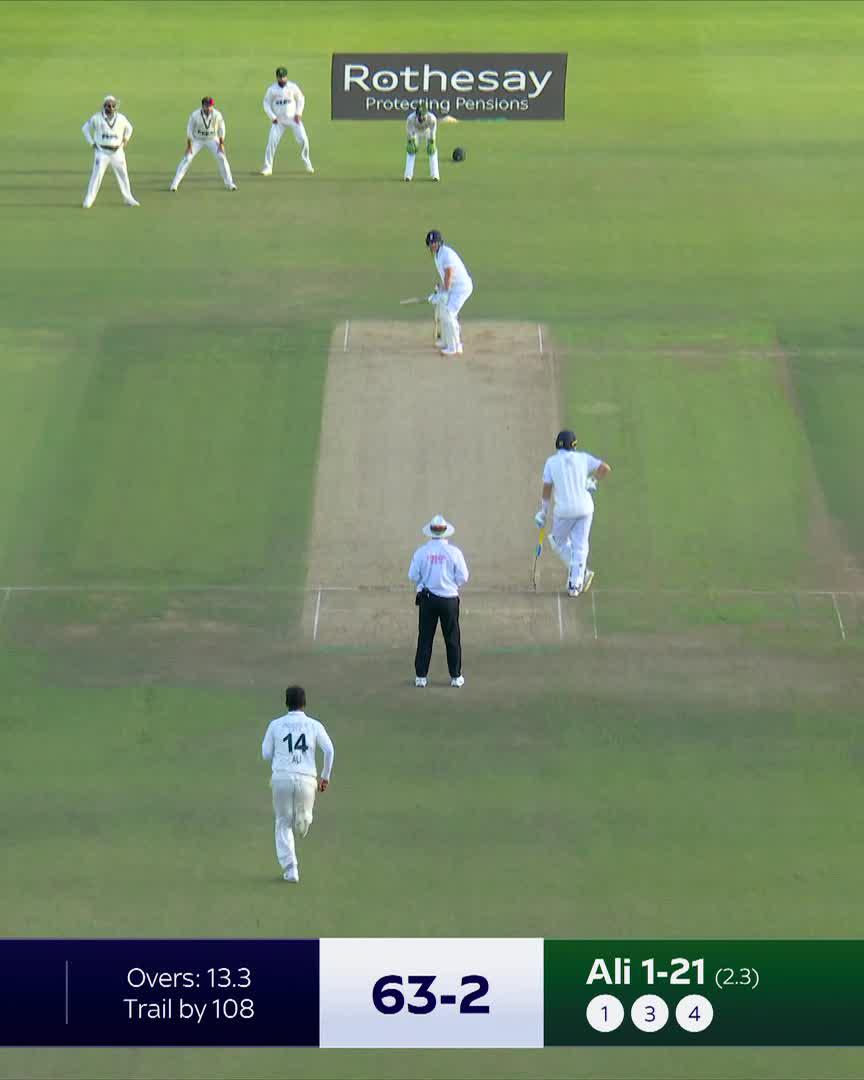 Glorious 👌 Jordan Cox standing and delivering 🏏
