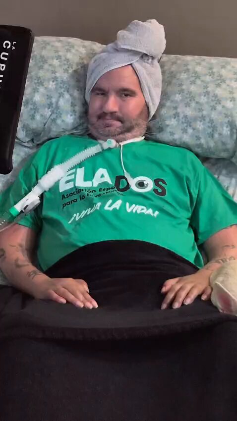 Lanzo el reto #NoMeMuevoPorLaELA de ELAdos Asociación Yo no puedo moverme. La ELA me mantiene así todos los días. Os pido que grabéis un vídeo de solo 20 segundos: Sentados. Completamente inmóviles. En silencio. Con las manos sobre los muslos. No hace falta estar nominado. Cualquiera puede participar. Cómo participar: 1-Graba un vídeo sentado frente a la cámara 2-Pon las manos sobre los muslos 3-Quédate totalmente quieto y en silencio durante 20 segundos 4-Publica el vídeo y copia este texto en el post: Esto solo son 20 segundos. Ellos no se pueden mover nunca. Yo no me muevo por la investigación de la ELA. 5-Nomina/Etiqueta a 3 personas para que hagan el reto 6-Dona (aunque sea 1€) en o Bizum 12239 Yo nomino a: Penélope Cruz Aymeric Laporte Jordi Wild ¡Viva la vida! #NoMeMuevoPorLaELA #ELAdos #InvestigaciónELA