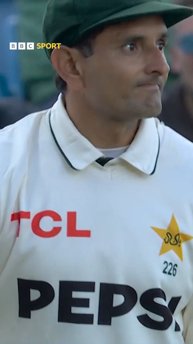 Muhammad Abbas with a *relaxed* approach to fielding 😭