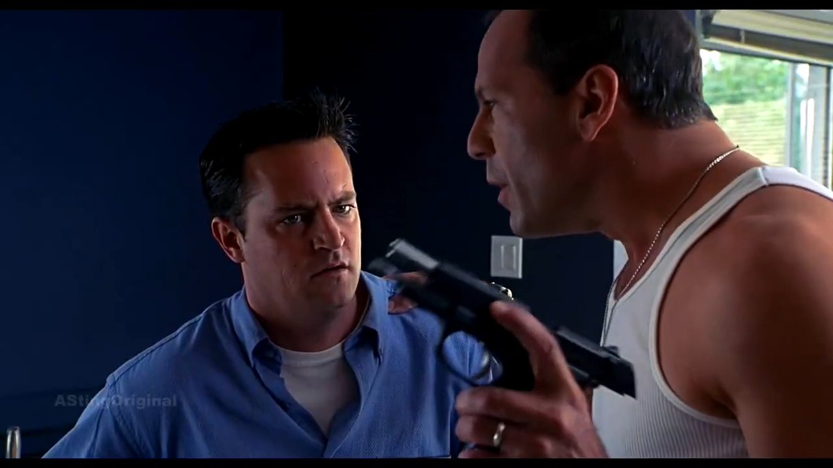 Bruce Willis had no idea Matthew Perry was taking shots at him in interviews for The Whole Nine Yards. While Bruce played it straight, Perry went in a completely different direction. 😂🤣 Happy heavenly birthday, Matthew.