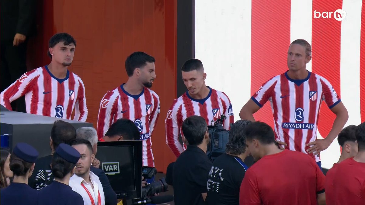 "España tiene 2 estrellas, nosotros 4" "Enhorabuena, Campeones". Brutal.
