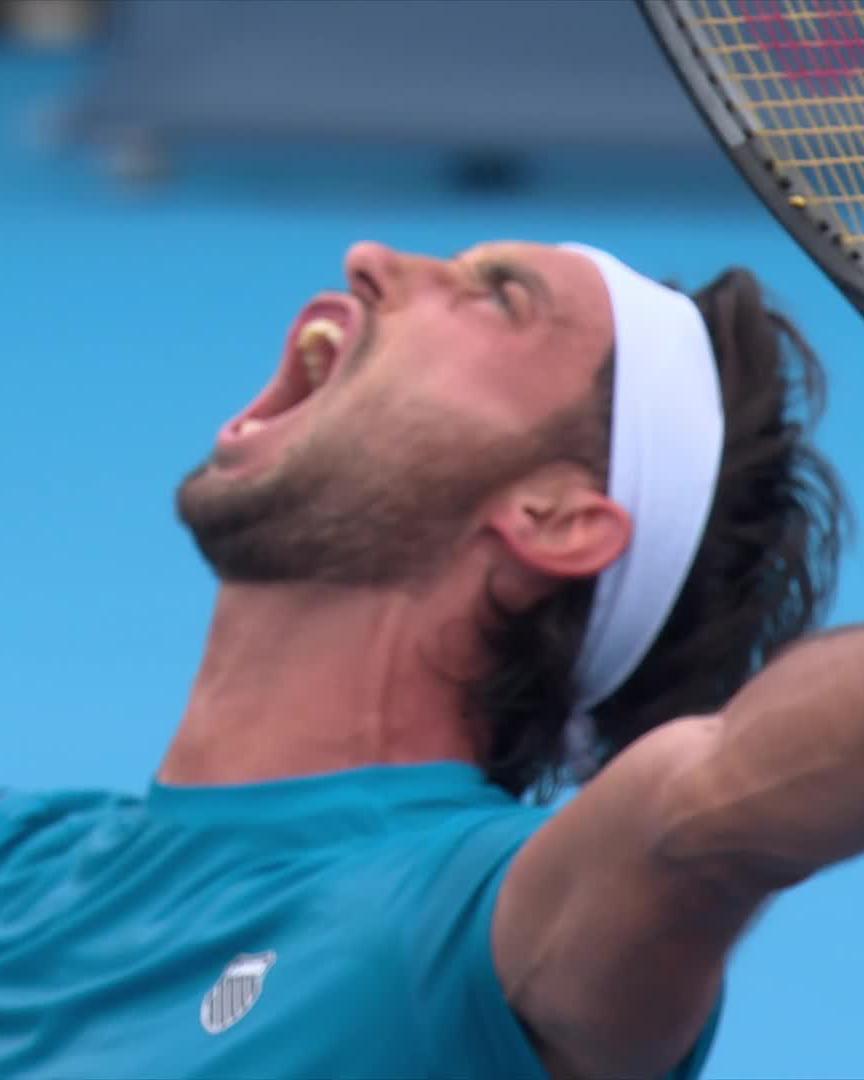 Gigante, Tirante 🇦🇷 Thiago Augustin Tirante defeats Mensik 5-7 6-4 6-4 to reach his first Masters quarter-final! #CincyTennis