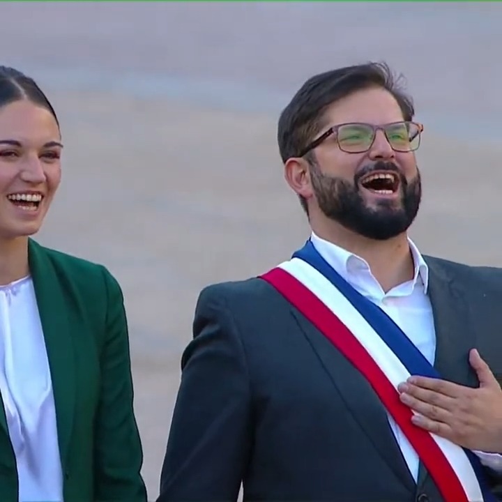 🇨🇱Pakarati no podía seguir representando a Chile. -No podía cantar el himno chileno -En solapa, sólo piocha con bandera de su isla (no de Chile) -Dijo a prensa no sentirse chilena, que condena el actuar de Chile, y que trabajaba para el autogbno de su isla